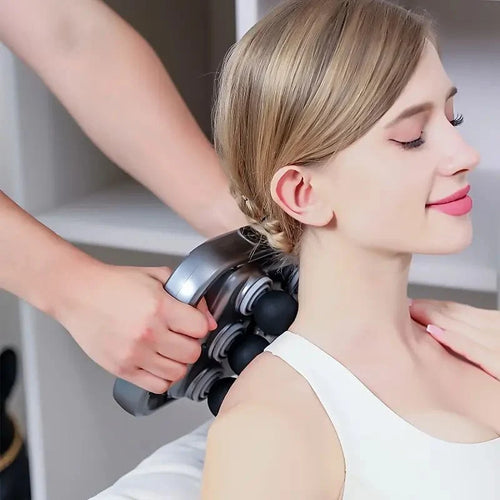 امرأة تستخدم مسدس تدليك العضلات للاسترخاء بعد التمرين